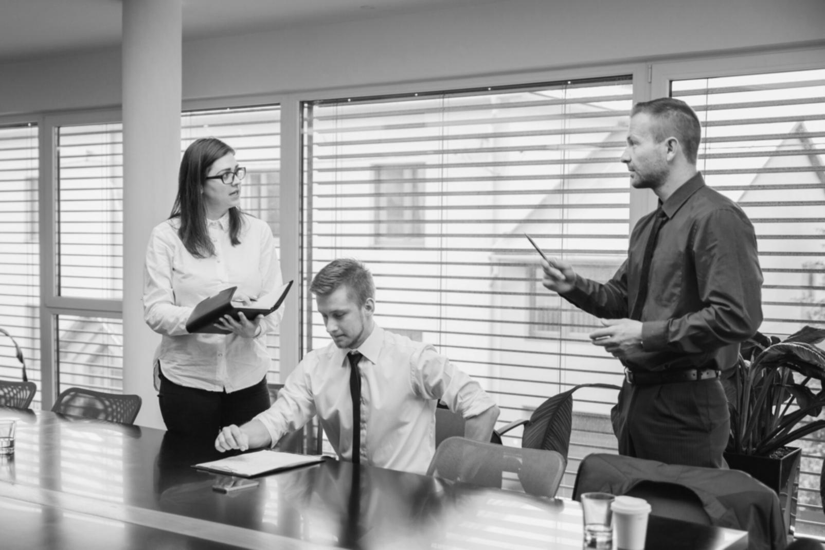 Profesionales analizando datos financieros en una oficina moderna